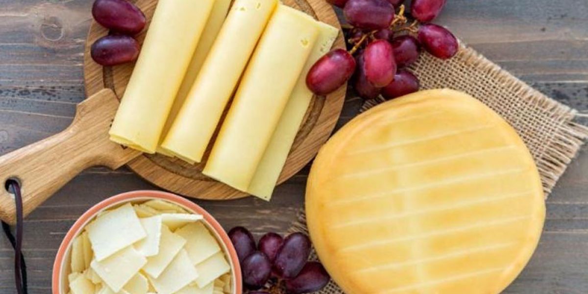 Три вида сыра и виноград